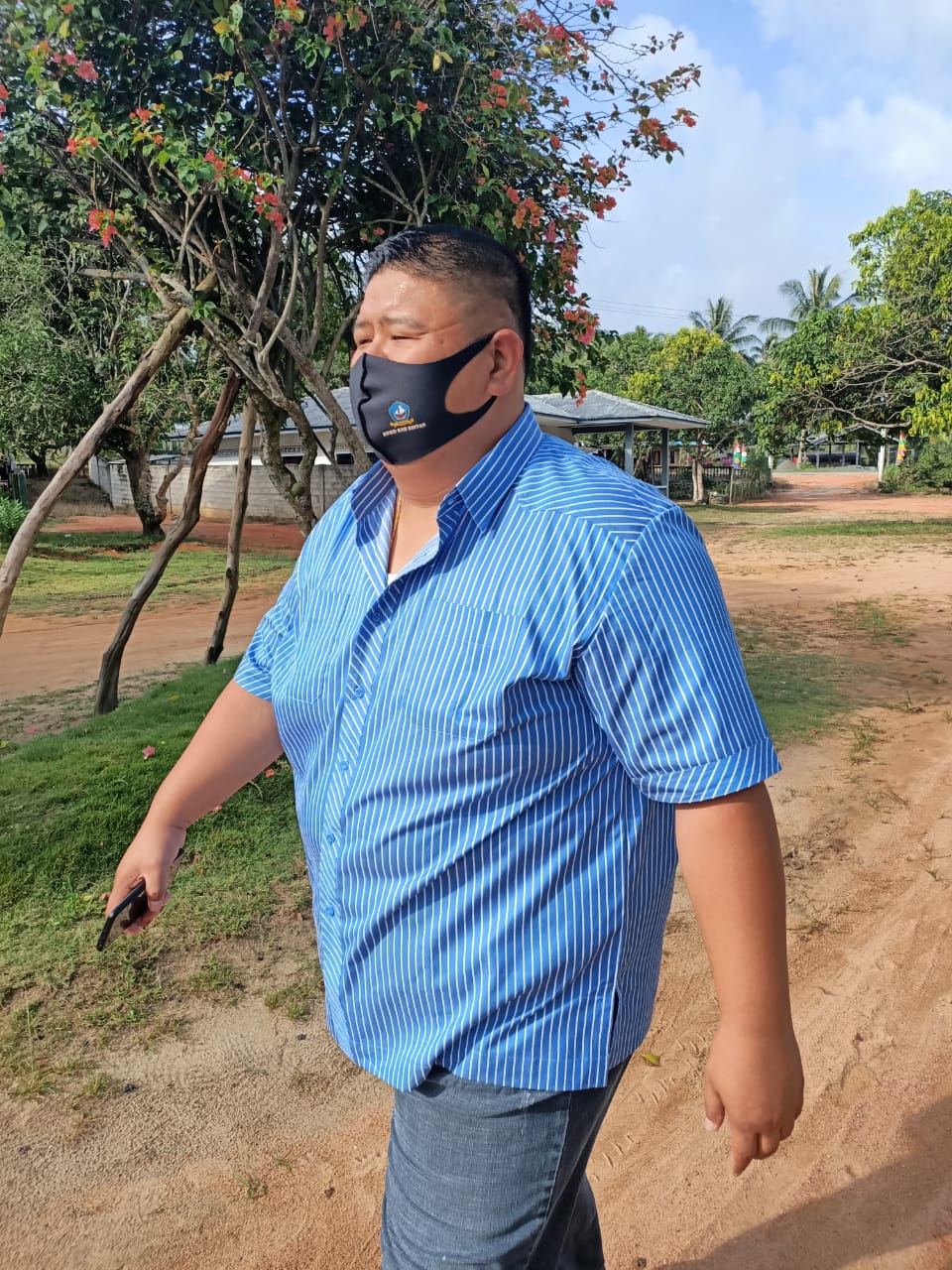 Suhardi, SE Lakukan Penyemprotan Disinfektan di Desa Sebong Pereh, Teluk Sebung