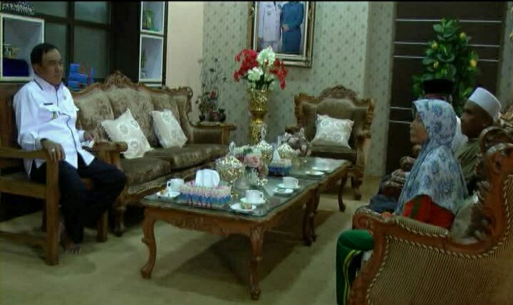 Seorang Juru Sapu dan 2 Orang Guru Mengaji Dapat Tunaikan Ibadah Umrah Gratis dari Bupati Wardan