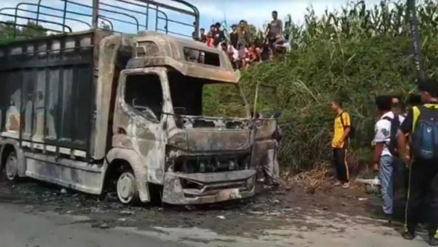 Bangkai truk pengangkut pisang yang terbakar di Simalungun menyebabkan dua orang tewas dan dua menga