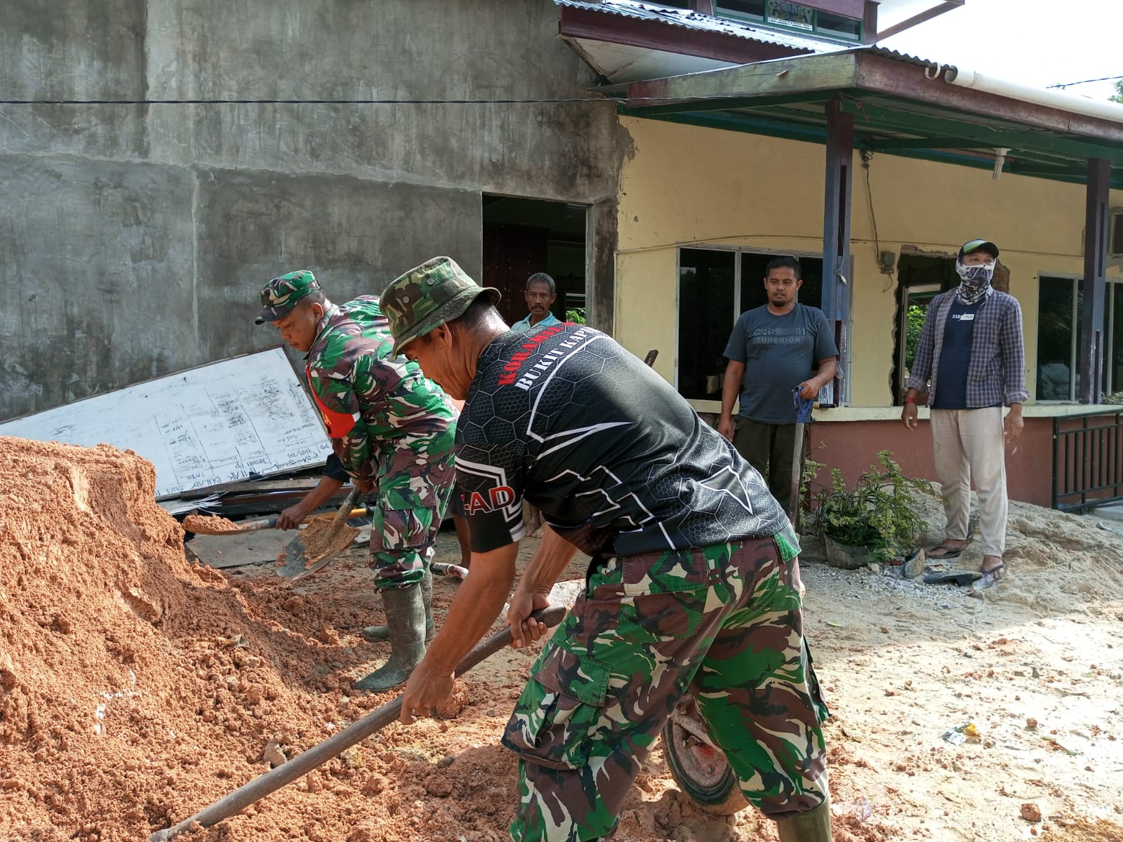 Bantu Masyarakat, Koramil 02 Turunkan Babinsanya