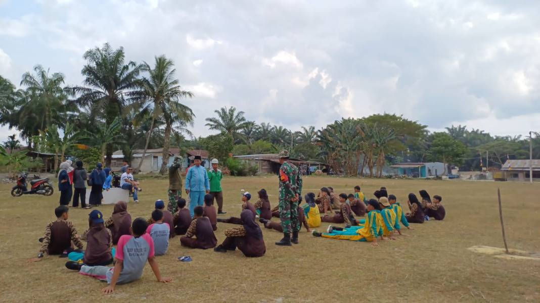 Pelatihan Baris-Berbaris oleh TNI Siapkan Paskibra SMAN 7 dan SMPN 12 Dumai Sambut Kemerdekaan RI ke-79