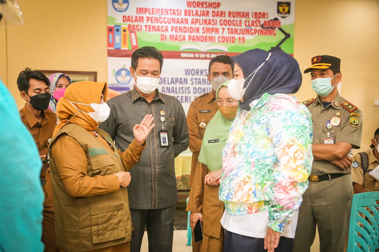 Walikota Tanjungpinang bersama Wakil Gubernur Kepri Tinjau Pelaksanaan Vaksinasi Guru