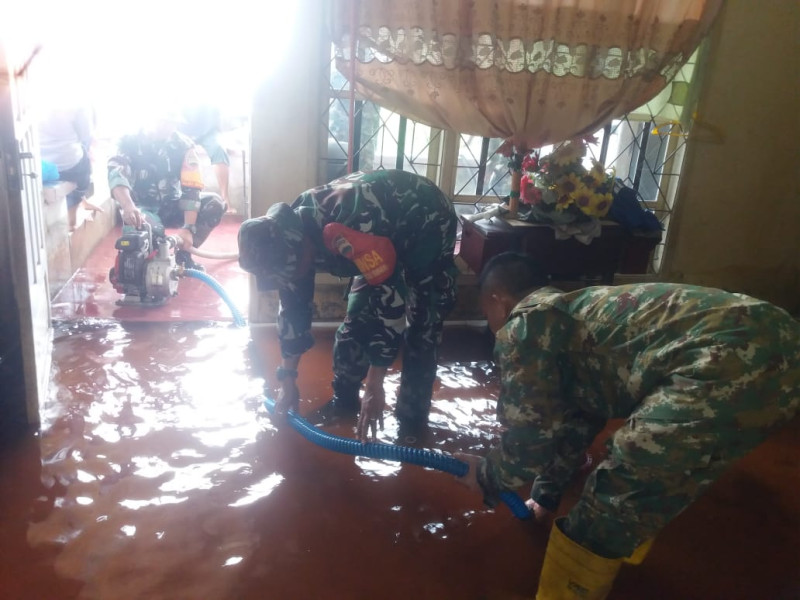 Danramil 01 Beserta Personil Bantu Masyarakat Menguras Air