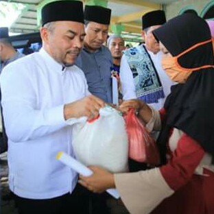 Bupati Labuhanbatu Bagikan 180 Paket Sembako untuk Warga di Lingkungan Aek Matio