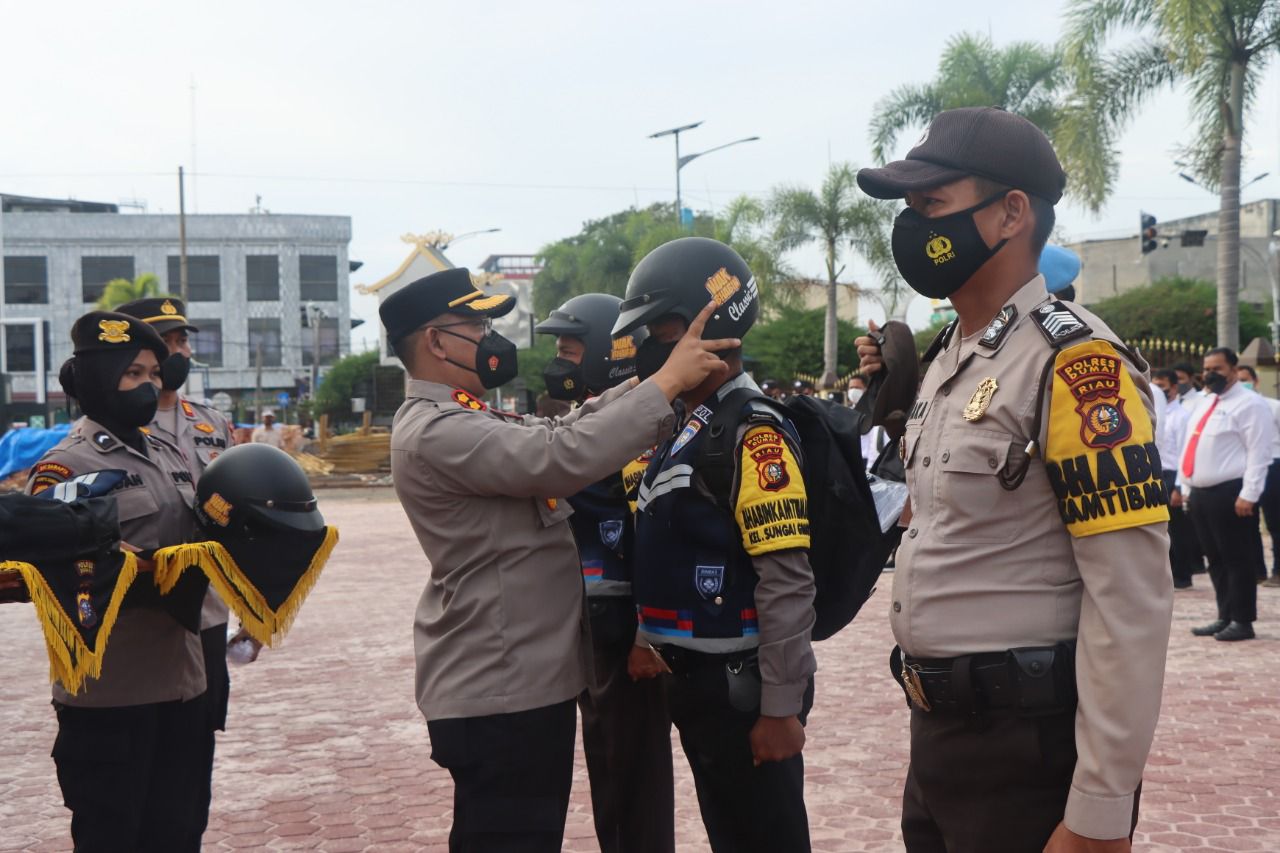 Dukung Semangat dan Kesiapan Tugas Anak Buah, Kapolres Dumai Bagikan Helm ‘Wak Bhabin’