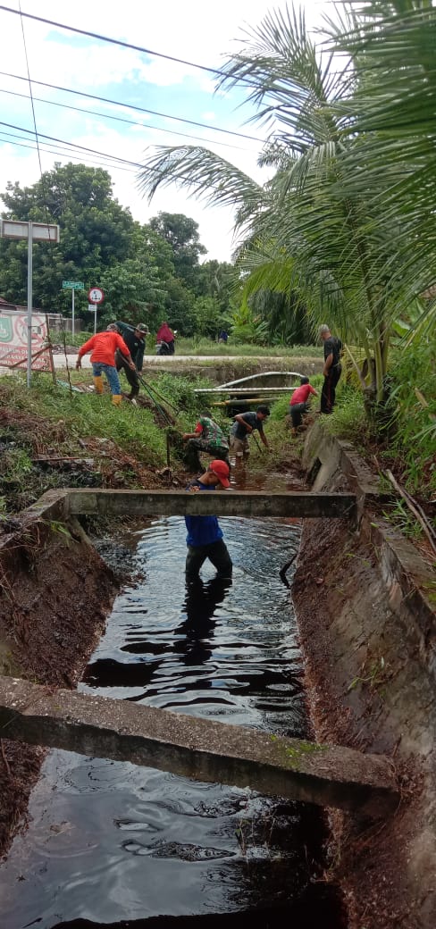 Babinsa Kelurahan Mundam Bersama Lurah dan Masyarakat Ramai-ramai Bersihkan Lingkungannya