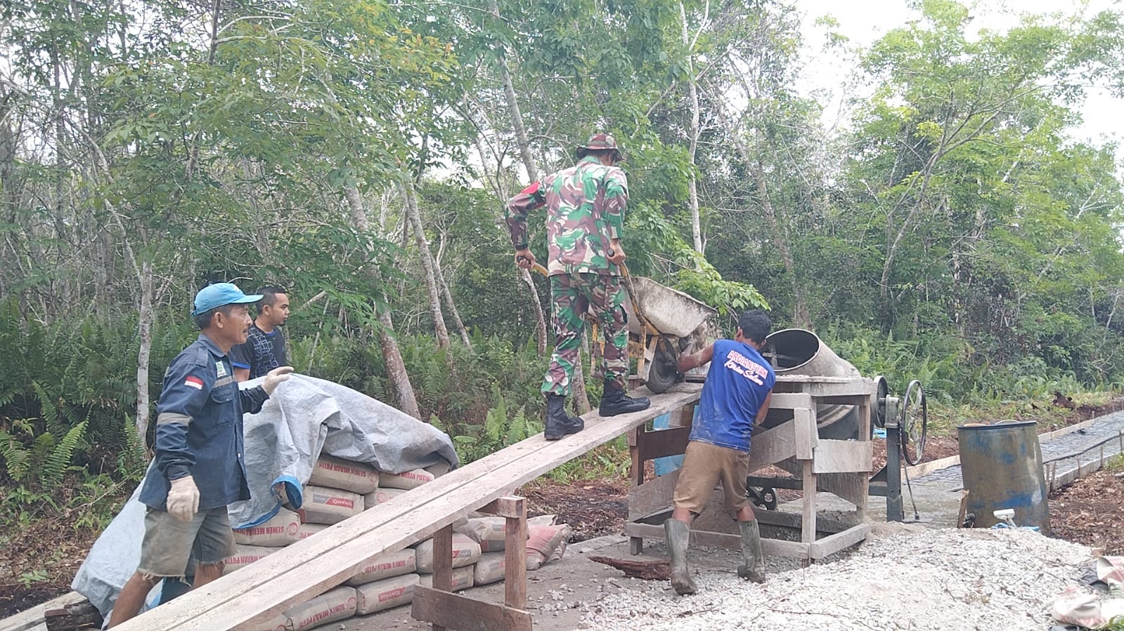 Babinsa Koramil 06 Laksanakan Komsos dan Gotong Royong Bersama Masyarakat