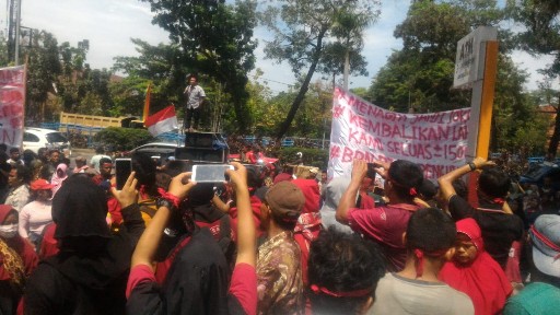 Ratusan Masyarakat Koto Aman 'Serbu' Gedung DPRD Riau