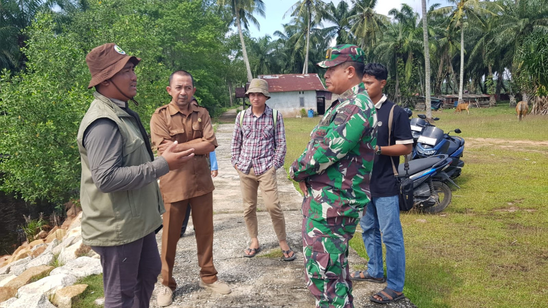 Pelda Hendrianto Dampingi BRGM Identifikasi Lokasi Penanaman Mangrove di Kelurahan Guntung