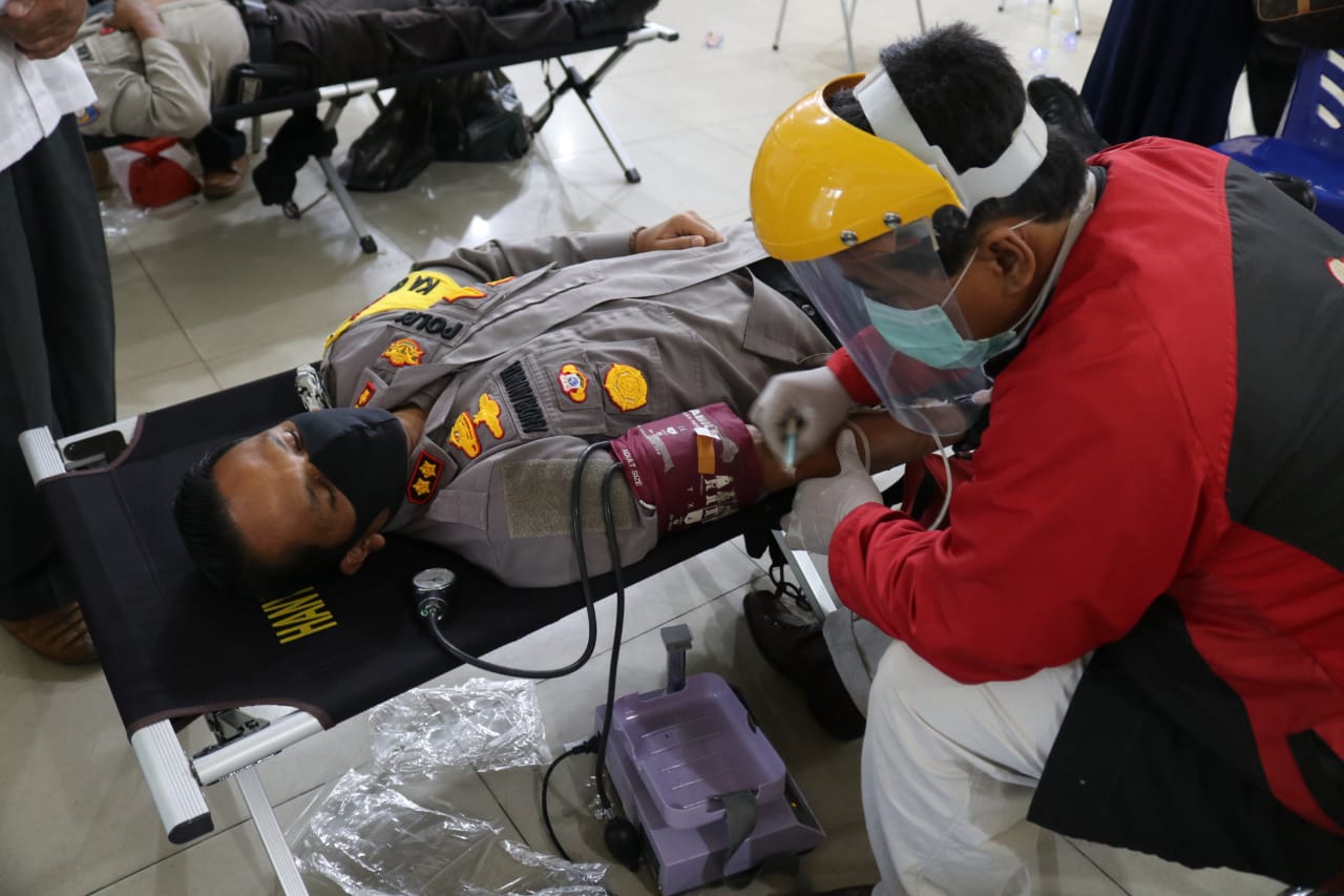 Polres Dumai Menggelar Donor Darah Untuk Kemanusiaan Dimasa Bencana Nasional Covid-19