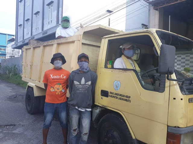 DLH Labuhanbatu Berikan APD bagi Pekerja Pemungut Sampah Kota Rantauprapat