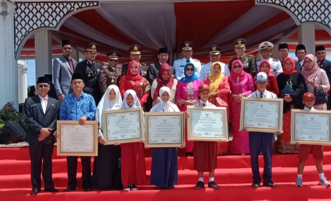 7 Siswa Berprestasi Rohil Dapat Penghargaan