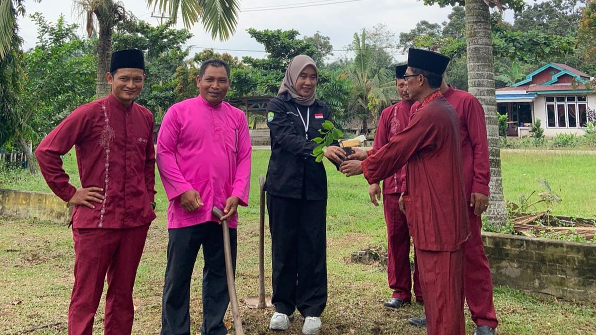 Mahasiswa Kukerta Unri Bagikan 450 Bibit Pohon ke Masyarakat Parit Kebumen Rupat