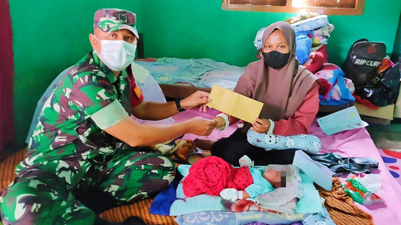 Dikunjungi TNI, Bayi Perempuan di Rohul  Lahir tanpa Tempurung Kepala