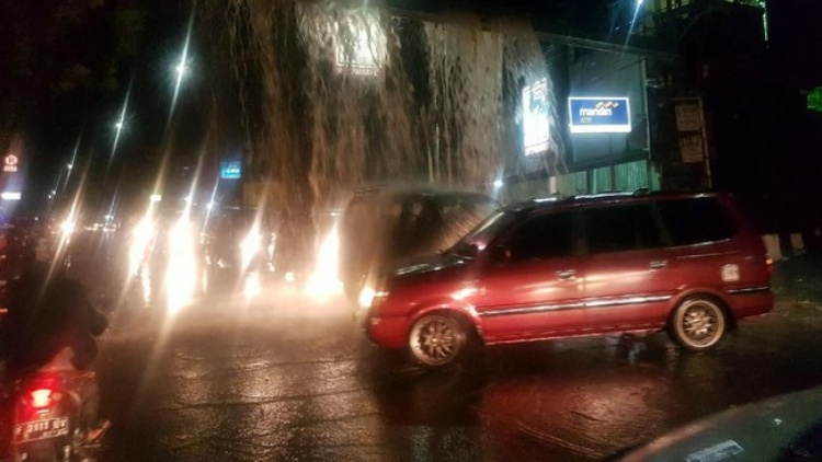 'Air Terjun Dadakan' di Sukabumi di Sebabkan Sampah