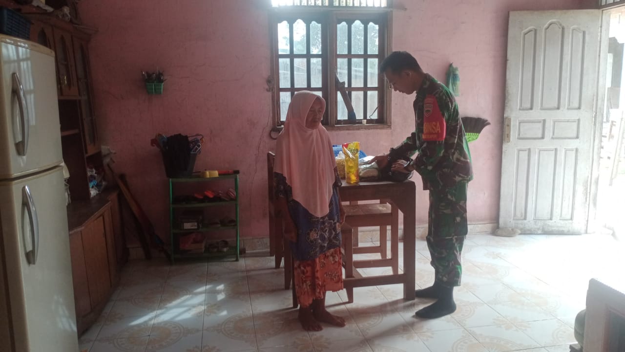 Serka Tomy Laksanakan Giat Babinsa Masuk Dapur