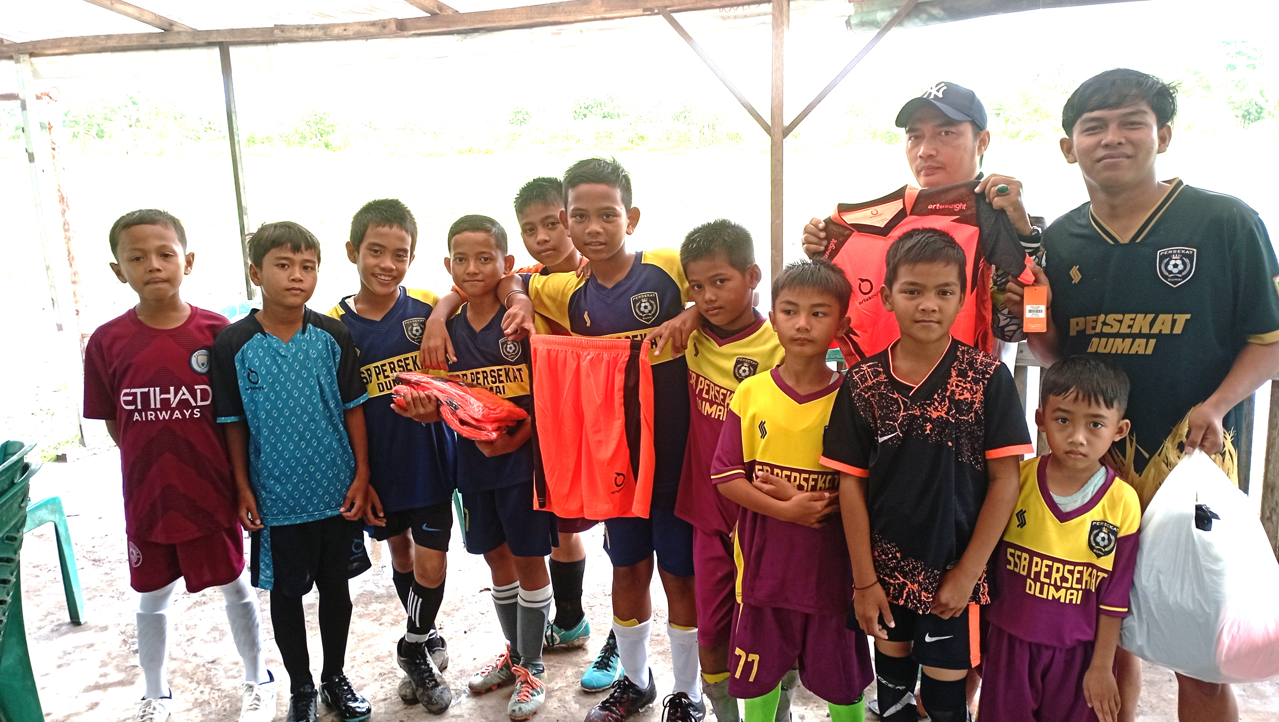 Sinergi Orang Tua Pemain, Sumbang Kostum untuk SSB Persekat