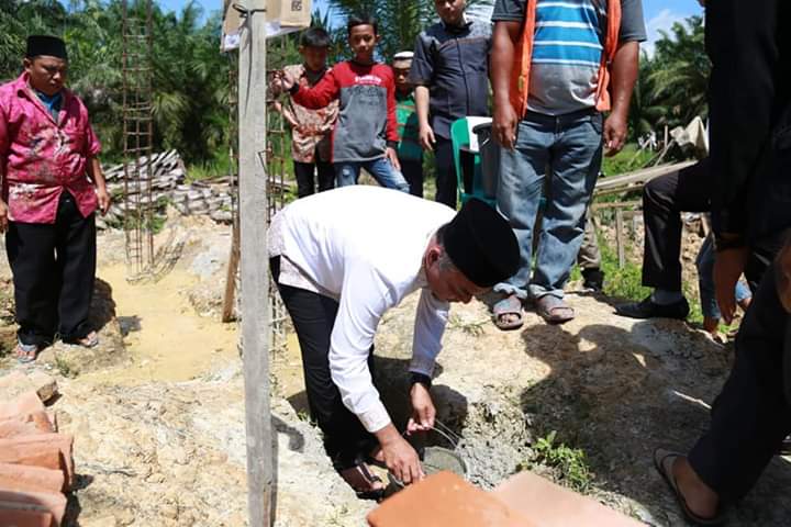 Bupati Labuhanbatu Melakukan Peletakan Batu Pertama Pembangunan Masjid di Sigambal