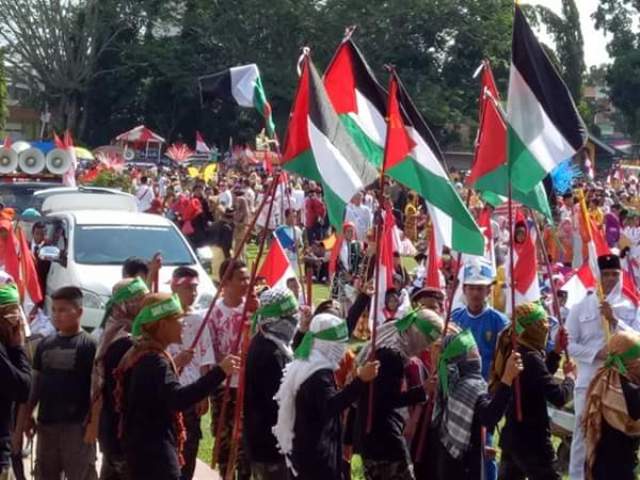 Bendera Palestina Berkibar Pada Pawai Karnaval di Lapangan Limuno Teluk Kuantan