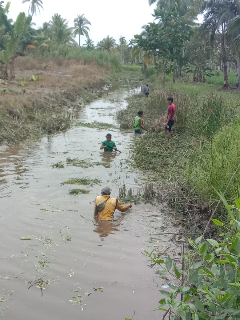 Warga Jalan Tanjung Harapan Tembilahan Rutin Bersihkan Anak Sungai
