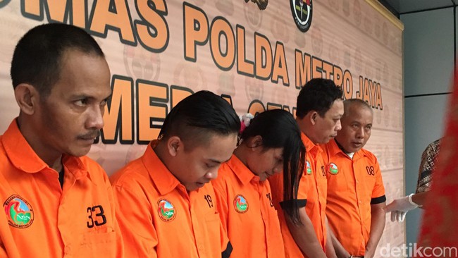 Perempuan Kurir 5 Kg Sabu Ini Menangis, Diekspose Tanpa Penutup Wajah