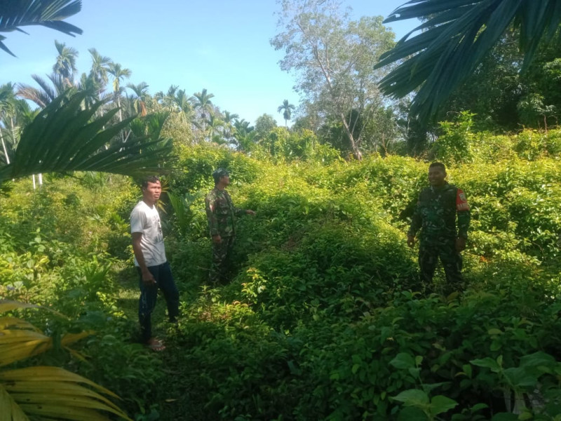 Serda K Sinaga dan Pratu Rahmad Darmawan Laksanakan Pendampingan Cegah Karhutla