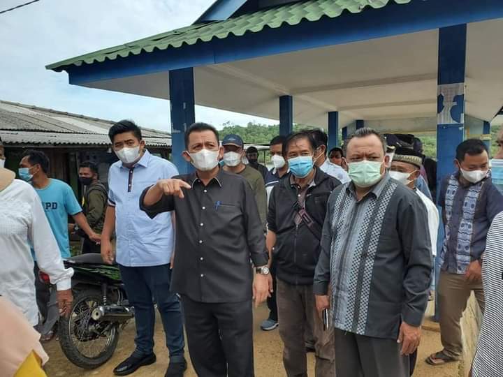 Warga Mantang Dapat Oleh-Oleh Rehab Jalan Lingkar Utama dan Dermaga Dari Gubernur