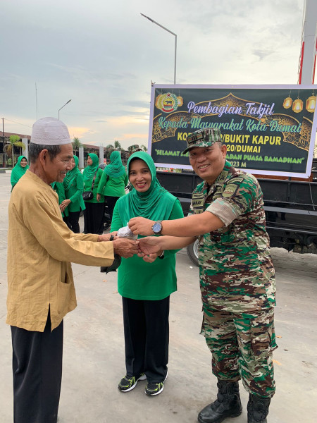 Kapten Arh M.I Daulay Pimpin Pelaksanaan Pembagian Takjil