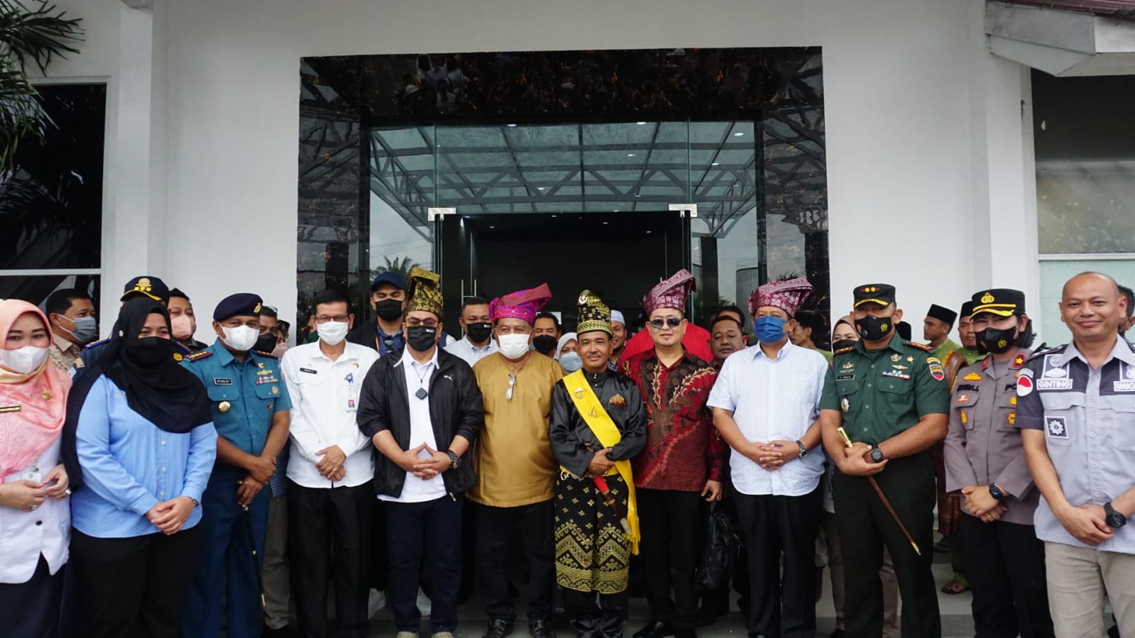 Dengan Rasa Hormat, Sekda Pasang Tanjak Kepada Ketua Menteri Melaka, H.Sulaiman Bin MD Ali