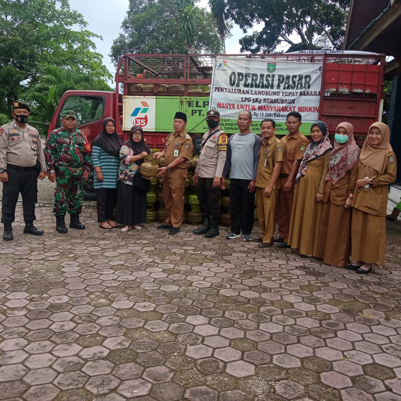 Pastikan Kondisi Aman, Babinsa Ikuti Kegiatan Operasi Pasar