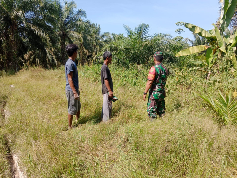 Antisipasi Terjadinya Karhutla, Serda Bambang Irwanto Laksanakan Komsos dan Patroli