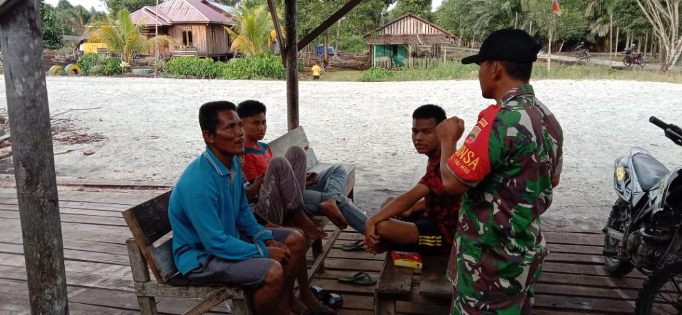 Masyarakat Dapatkan Edukasi Terkait Nilai-nilai Pancasila Dari Serda Edi Saputra