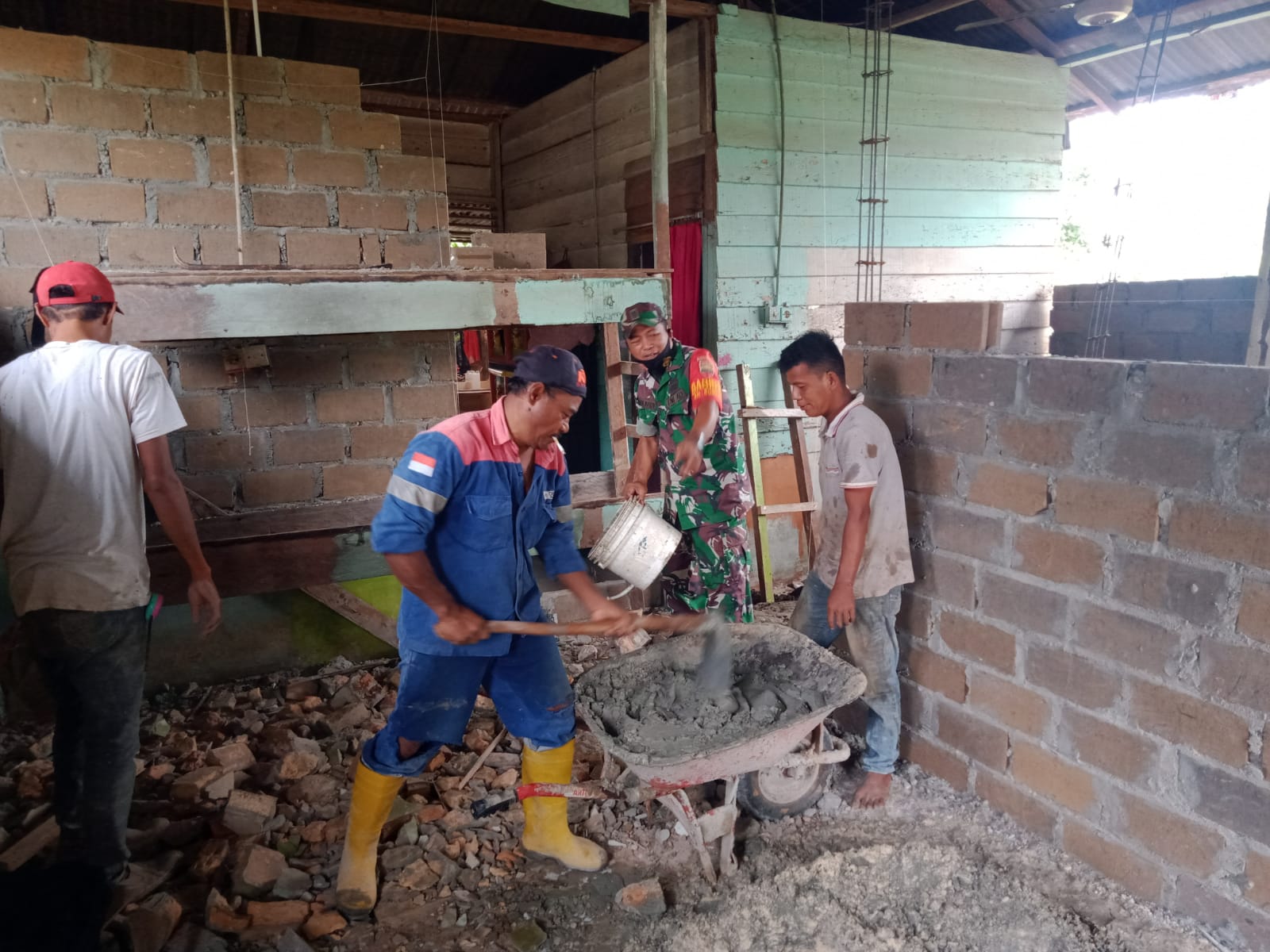 Dapat Bantuan Renovasi Rumah, Serma Sukardi Ikut Membantu