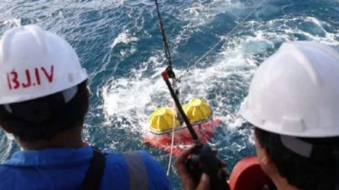 Penampakan Buoy Merah Putih di Kawasan Gunung Anak Krakatau