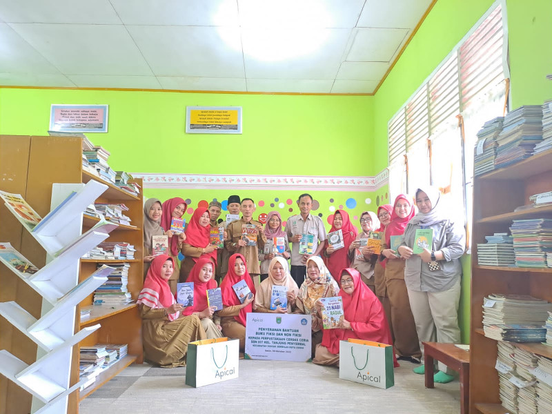 Apical Terima Penghargaan dari Kepala Dinas Perpustakaan dan Kearsipan Kota Dumai