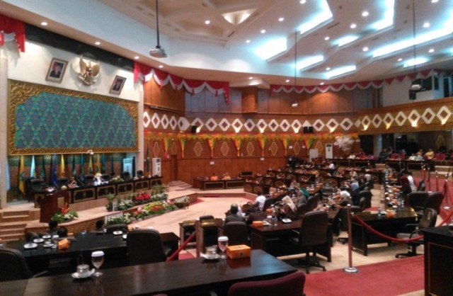 Banyaknya Interupsi, Rapat Paripurna DPRD Riau Ditunda