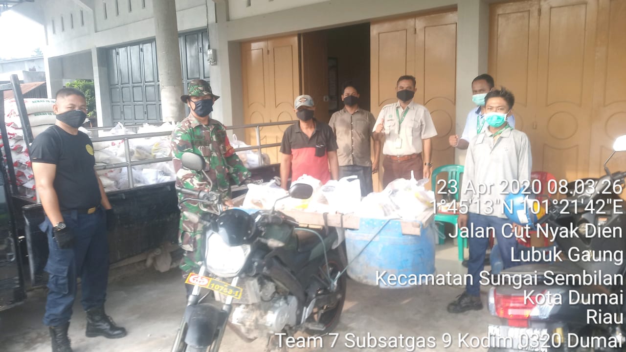 Babinsa Lubuk Gaung, Kembali Dampingi PT SDS Serahkan Bantuan
