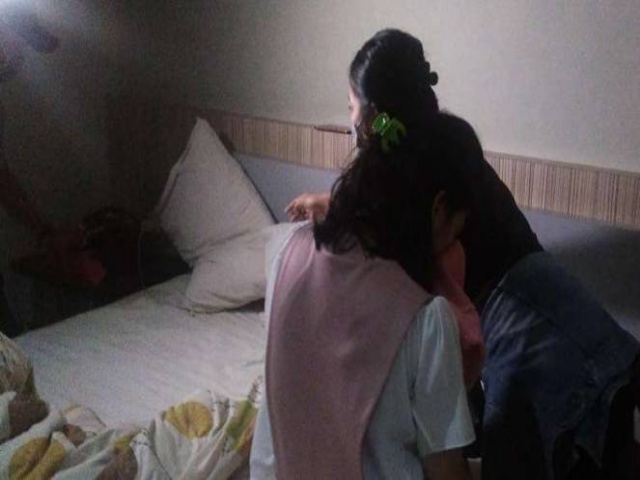 Wanita Ini Ditinggal Kabur Pacarnya Saat Polisi Razia Hotel