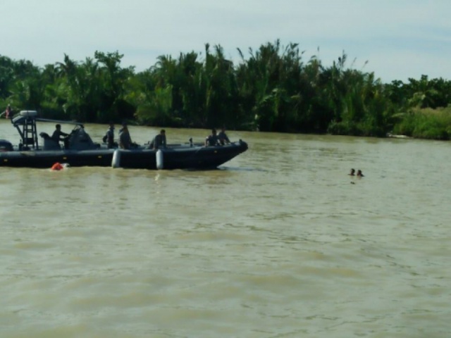 Tak Mau Tertangkap Bawa Pakaian Bekas Ilegal, Para ABK Nyebur  ke Laut