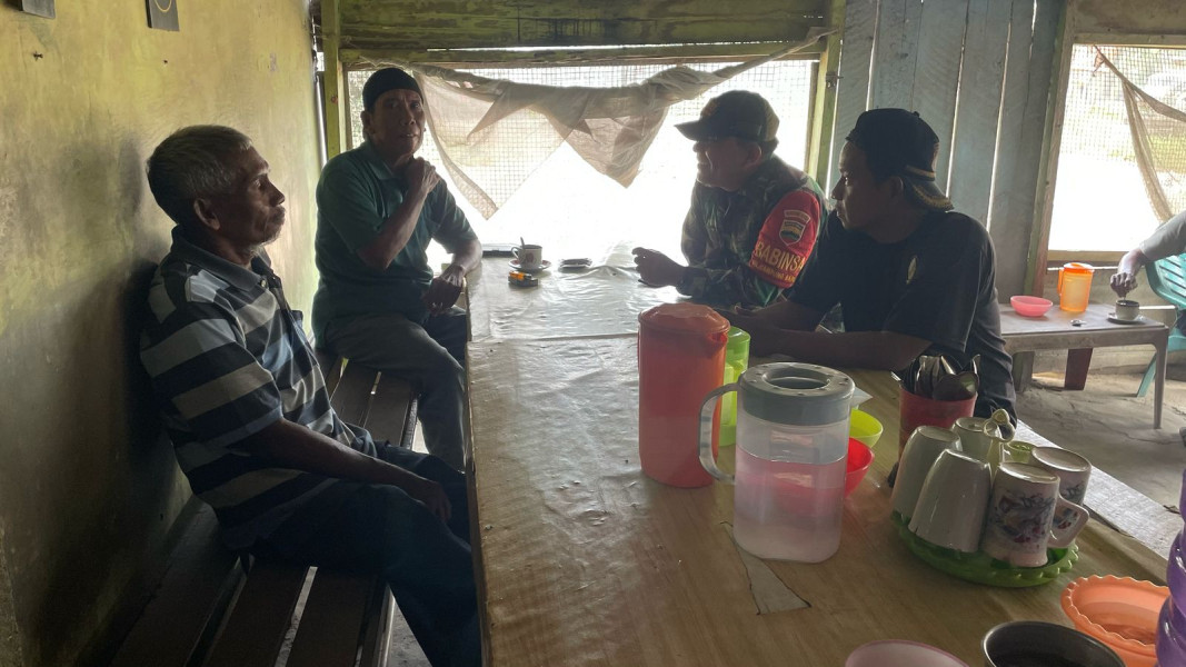 Bangun Komunikasi, Babinsa Kampung Baru Ajak Warga Jaga Keamanan Lingkungan