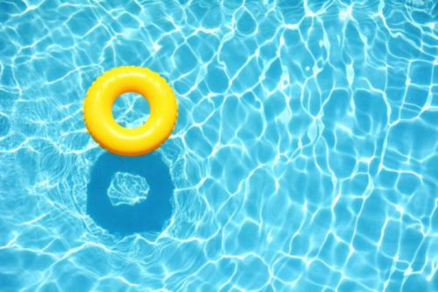 Tips Mencegah Penyakit Kulit Akibat Berenang, Air Bening Sering Menipu Loh