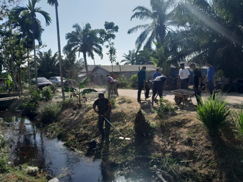 Pelaksanaan Giat Gotong Royong Koramil 03 dan Masyarakat Berjalan Lancar