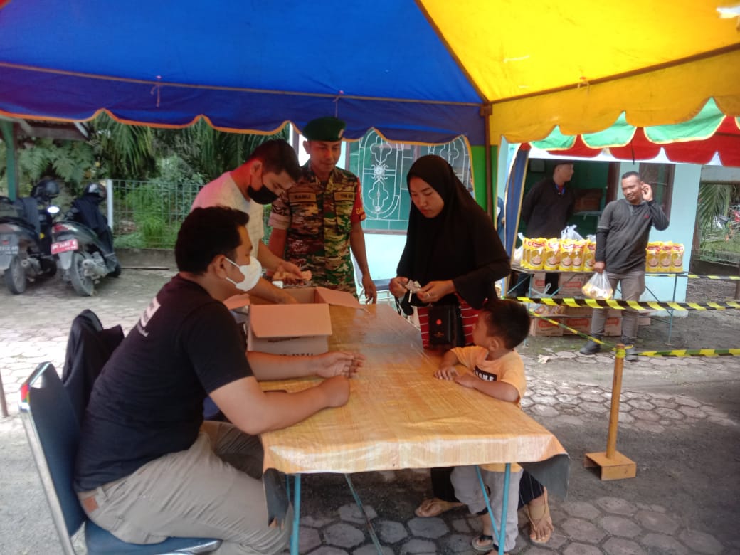 Sertu Ramli Pantau Pelaksanaan Pasar Minyak Goreng Murah PT PAA