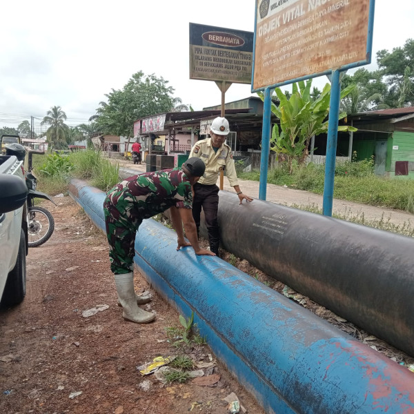 Babinsa dan SKK Migas Tingkatkan Keamanan Pipa Minyak Lewat Patroli di Dumai Selatan