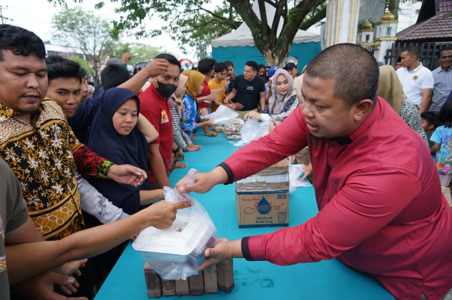 Camat Mandau dan Ketua TP-PKK Bagikan Takjil