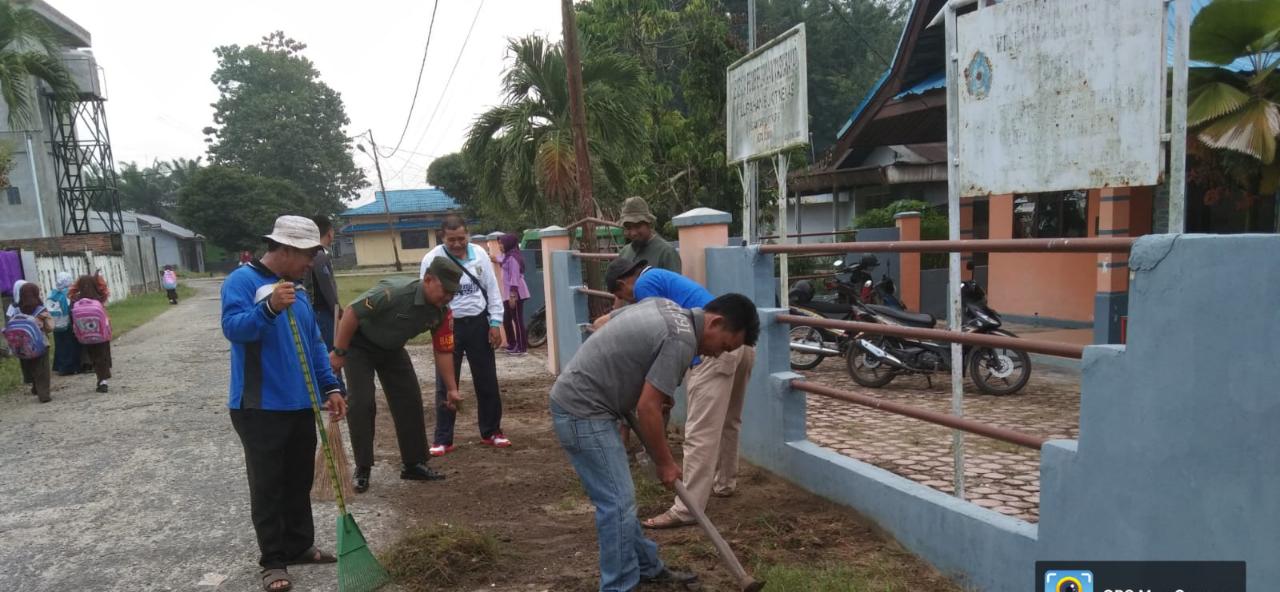 Babinsa Koramil 02 Laksanakan Gotong Royong