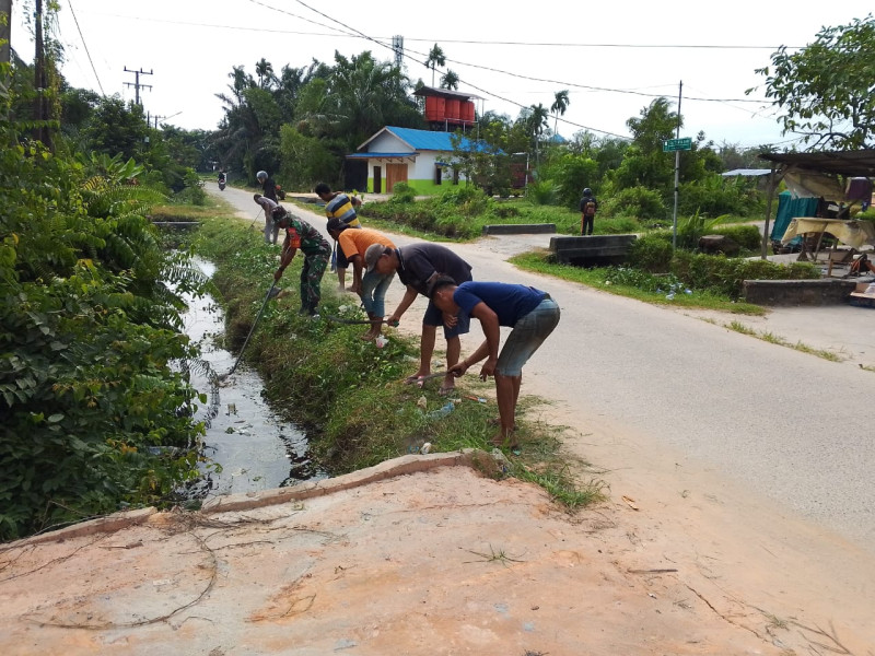 Babinsa Bukit Batrem Ajak Warga Gotong Royong Bersihkan Jalan