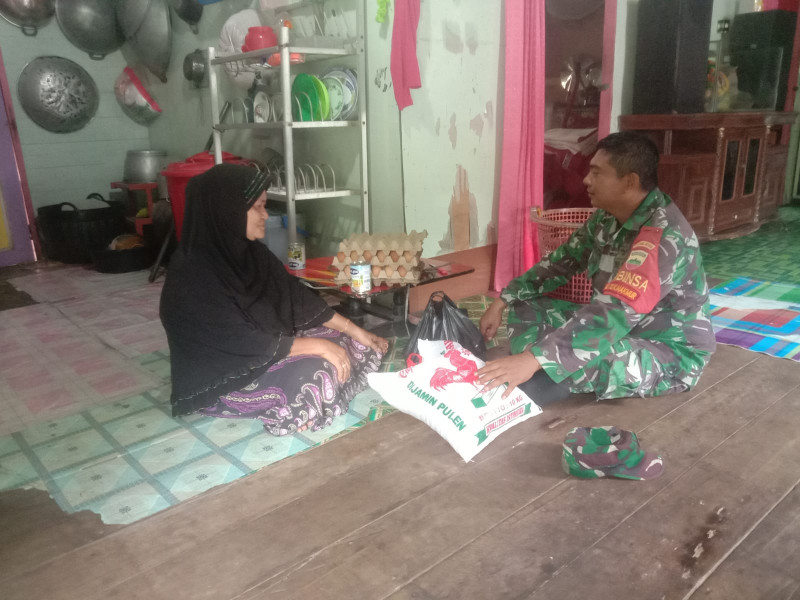 Babinsa Teluk Makmur Kunjungi Dapur Rosnah, Berikan Bantuan Sembako