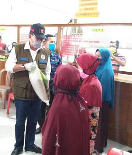 Bupati Suyatno Serahkan 2336 Paket Sembako Di Kecamatan TPTM