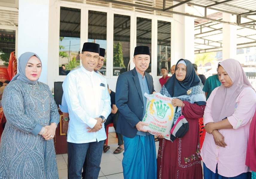 Moment Idul Adha, Bupati Rohil Bagikan Sembako dan Daging Kurban Kepada Masyarakat dan Insan Pers